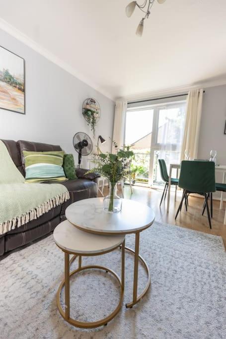 Tranquil 2 Bed Near Downtown & Free Parking Londra