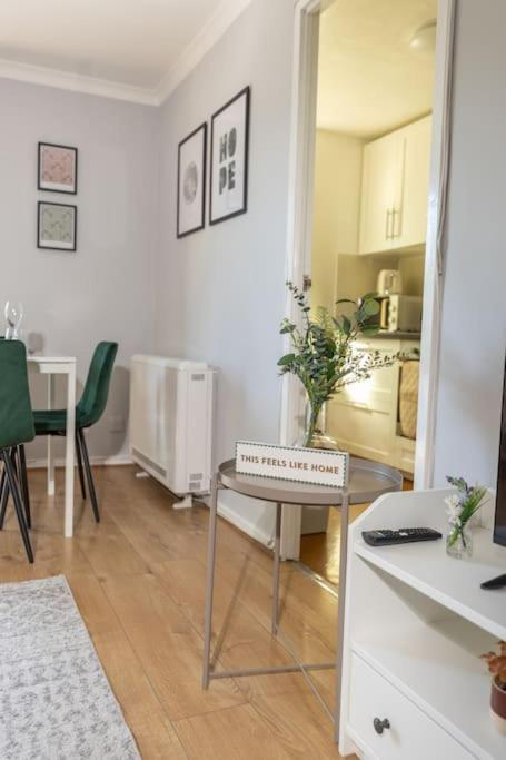 Appartamento Tranquil 2 Bed Near Downtown & Free Parking Londra