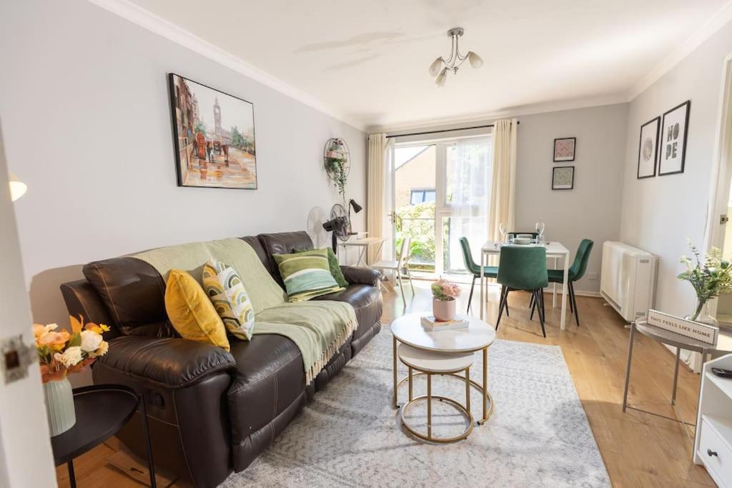 Tranquil 2 Bed Near Downtown & Free Parking * Londra