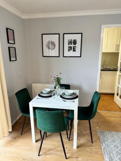 Appartamento Tranquil 2 Bed Near Downtown & Free Parking Londra