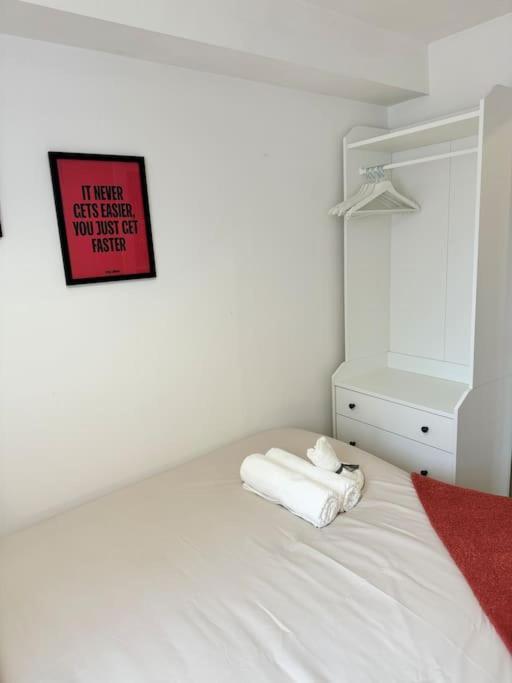 Tranquil 2 Bed Near Downtown & Free Parking Londra