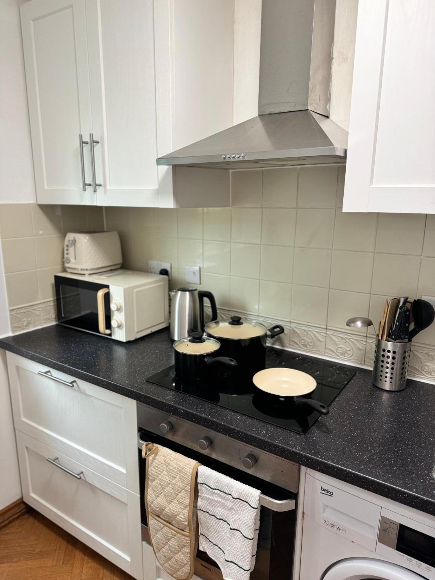 Tranquil 2 Bed Near Downtown & Free Parking * Londra