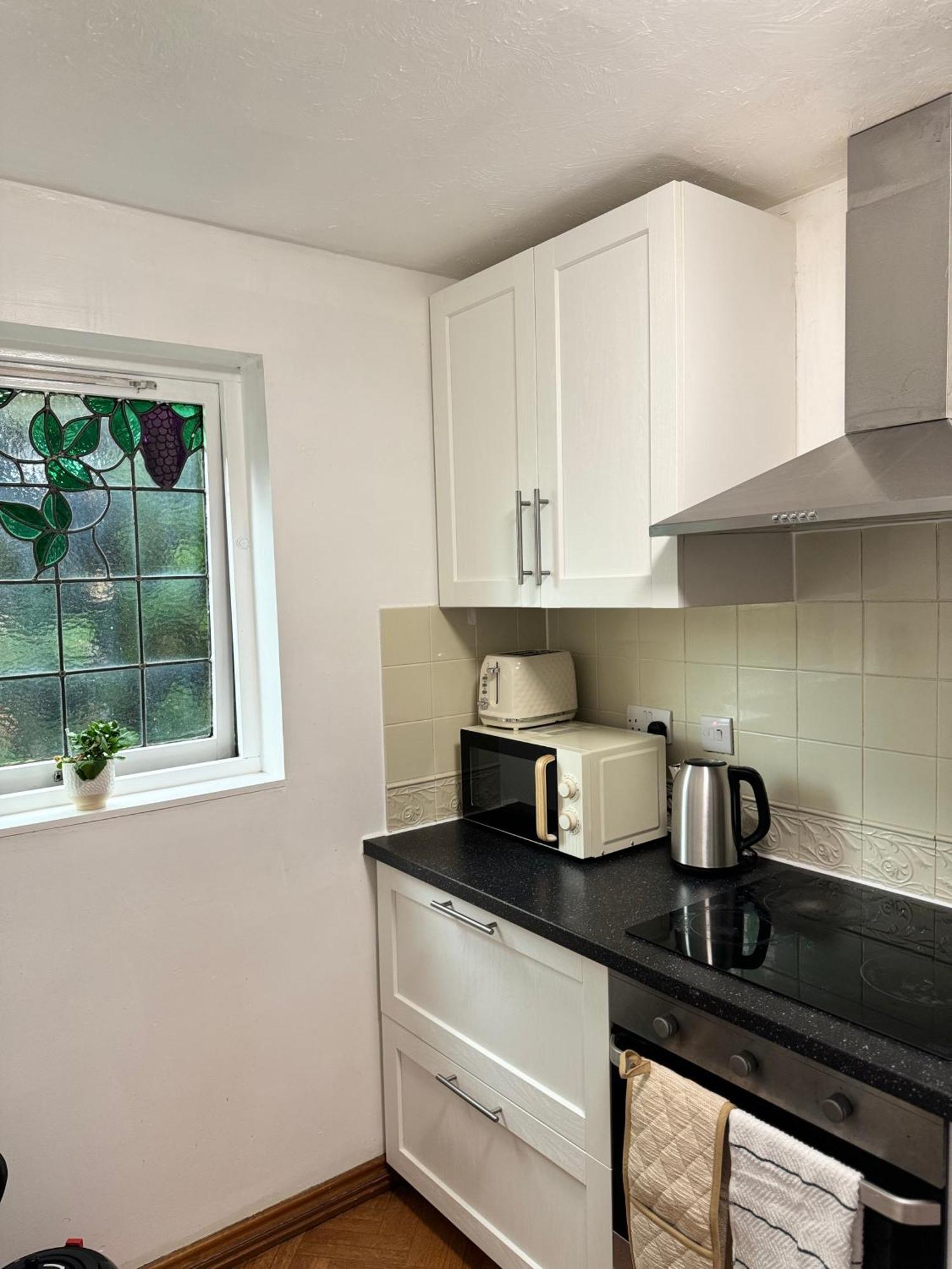 Tranquil 2 Bed Near Downtown & Free Parking Appartamento