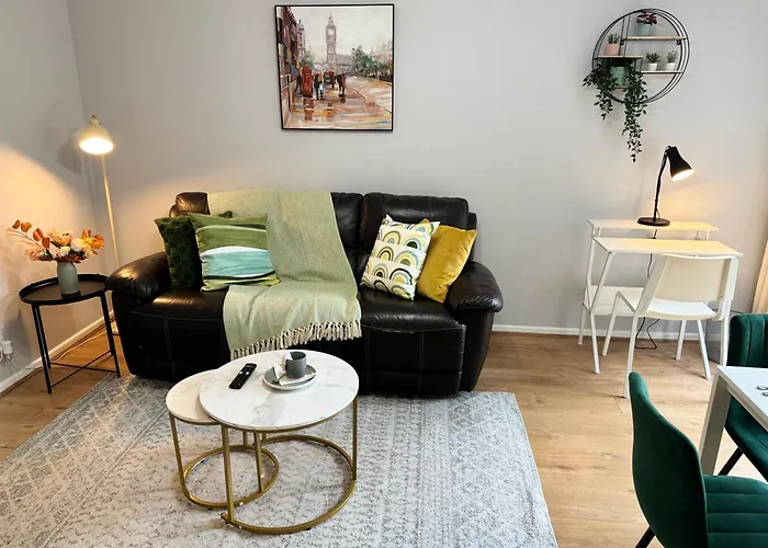 Tranquil 2 Bed Apt Near Downtown & Free Parking