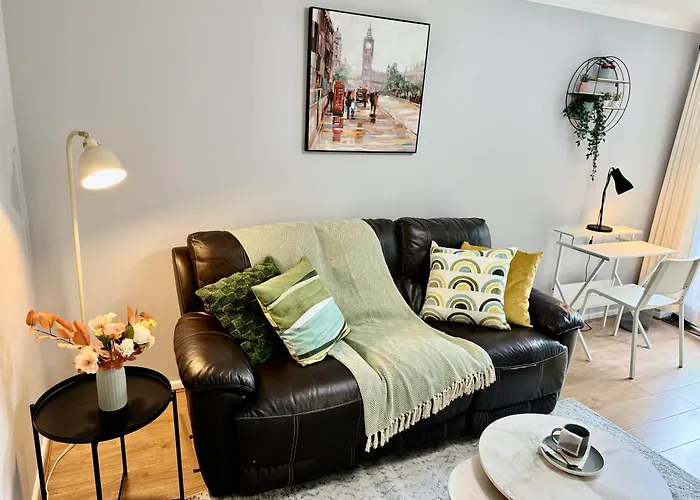 Tranquil 2 Bed Apt Near Downtown & Free Parking