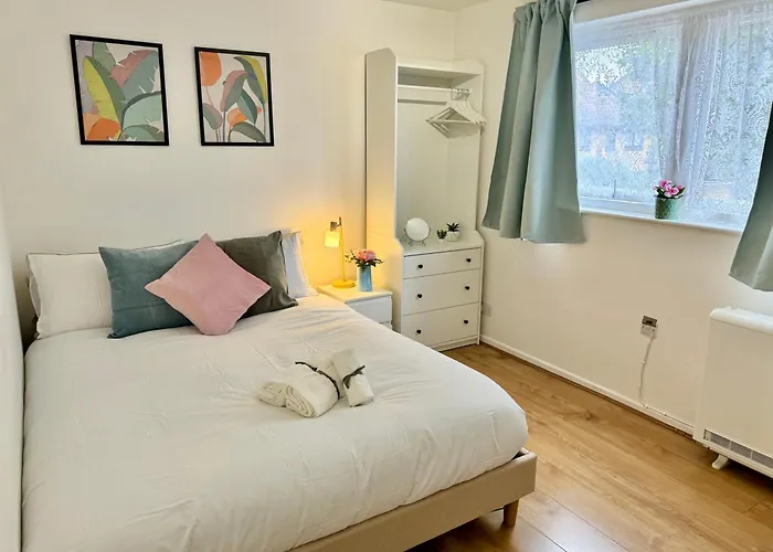 Tranquil 2 Bed Apt Near Downtown & Free Parking